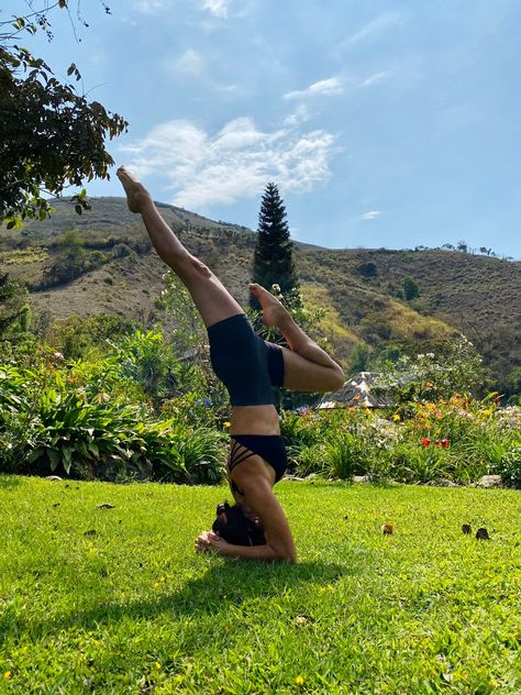 Nature inspires me in every way.🤸🏻‍♀️⁠ ⁠ I am always so delighted to be surrounded by green.🌿 ⁠ Go outside and be kind to nature, as nature is kind to you.🌳⁠ ⁠ 🍃Be Good.⁠ 🍃Do Good.⁠ 🍃Feel Good.⁠ #headstand #green #nature #outdooryoga #yogapractice Nature Morning Photos, Yoga Aesthetic Nature, Outside Yoga, Yoga Mountain, French Revision, Yoga In Nature, Yoga Outside, Yoga Inspiration Poses, Be Good Do Good