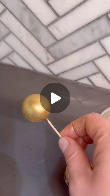 How To Make Gold Chocolate, Gold Sprinkles On Cake, Emerald Green And Gold Cake Ideas, Gold Oreo Cookies, Brown And Gold Cake, Chocolate And Gold Cake, Gold Chocolate Cake, Icing Piping Techniques, Fancy Cake Pops