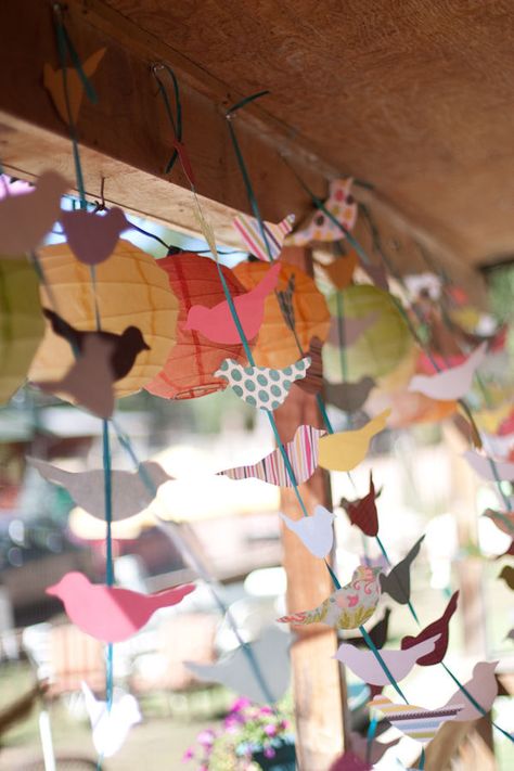 Diy Garland Paper, Bird Garland, Do It Yourself Decoration, Spring Window, Folding Origami, Origami Bird, Diy Bricolage, Paper Backdrop, Paper Birds