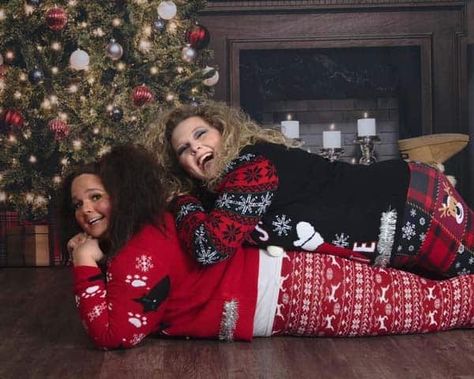 Bff Christmas Pictures, Bestie Christmas Photoshoot, Christmas Pajamas Photoshoot, Pajamas Photoshoot, Awkward Family Photos Christmas, Sweater Photoshoot, Merry Gothmas, Awkward Family Pictures, Funny Photoshoot Ideas