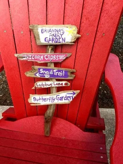 Cheryl Pope Signs of spring. Made this yesterday for my daughter's fairy garden Fairy Garden Signs, Fairy Signs, Fairy Garden Sign, Fairies Garden, Flea Market Gardening, Mini Gardens, Fairy Homes, Fairy Garden Party, Fairy Garden Crafts