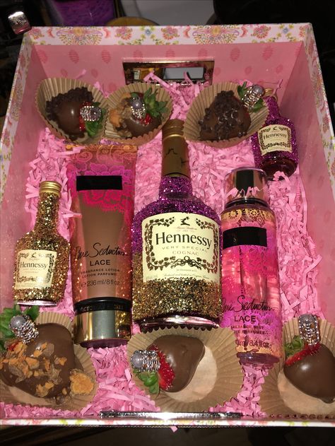 Gift Baskets Diy, Gift Bags Birthday, Glitter Bottles, Decorated Liquor Bottles, Baskets Diy, Bling Bottles, Birthday 21st, Liquor Gifts, Liquor Bottle Crafts