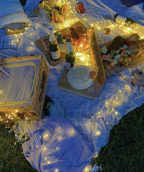 kennedy claire walsh’s instagram Night Picnic Aesthetic, Candle Lit Picnic, Candlelit Picnic, 21st Party Themes, Picnic Candles, Picnic Lights, Girl Picnic, Fairy Picnic, Picnic Dates