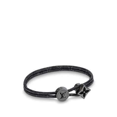 House signatures adorn the sleek cords of the catch it bracelet. The design's adjustable closure system uses two engraved charms: one featuring the lv initials and the other showcasing a pointed monogram flower. Slender canvas straps give this piece the ability to be worn solo or stacked with multiple bracelets. Lv Bracelet For Men, Gifts For Boyfriend Expensive, Cool Accessories For Men, Men’s Accessories, Men’s Gifts, Lv Bracelet, Mens Fashion Accessories, Mens Designer Jewelry, Louis Vuitton Bracelet