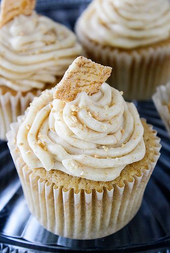 So I'm thinking that this would be my kids favorite cupcake and possibly mine too! Cinnamon toast crunch cupcakes! Cinnamon Toast Cake Recipe, Cinnamon Toast Crunch Cupcakes, Cinnamon Sugar Toast, Cupcake Theme, Cinnamon Cupcakes, Crunch Cereal, Cinnamon Cake, Cupcakes Decorados, Cinnamon Toast Crunch