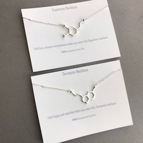 Molecule Jewelry, Chemistry Necklace, Dopamine Molecule, Serotonin Necklace, Serotonin Molecule, Chemistry Gifts, Molecule Necklace, Penteado Cabelo Curto, Solitaire Necklaces