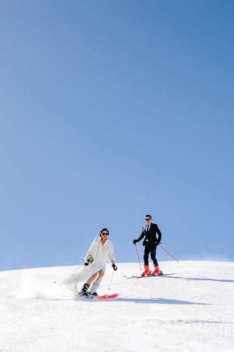 Bride and groom ski down the slopes in their wedding attire with big blue sky above them. Ski Slope Wedding, Ski Wedding Photos, Skiing Wedding Photos, Skiing Engagement Photos, Ski Engagement Photos, Ski Poses, Ski Engagement, Ski Elopement, Snowboard Wedding