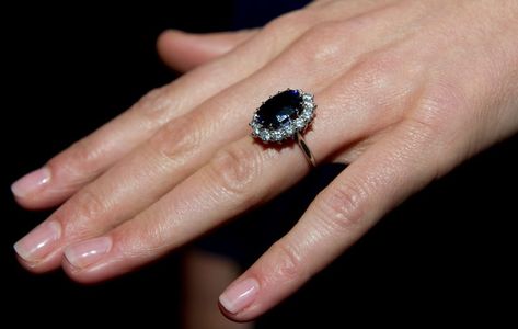 Princess Diana's Engagement Ring: Its History and Why It's Controversial Kate Middleton Ring, Kate Middleton Engagement Ring, Princess Diana Engagement Ring, Kate Middleton Jewelry, Diana Engagement Ring, Famous Engagement Rings, Royal Engagement Rings, Princess Diana Ring, خواتم خطو�بة