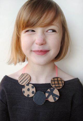 fun jewelry Cardboard Necklace, Toddler Haircuts, Kids Cuts, Summer Crafts For Kids, Crafty Kids, Childrens Crafts, Cardboard Crafts, Toy Craft, Craft Activities For Kids