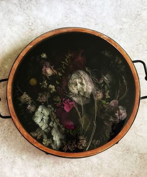 Floral Resin Tray, Goth Resin Art, Botanical Crafts, Diy Resin Flowers, Resin Tables, Accent Art, Floral Preservation, Floral Resin, Epoxy Art