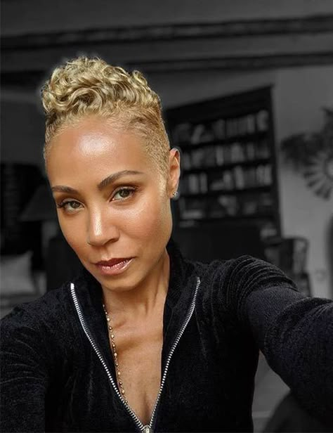 African American Short Haircuts, Blonde Natural Hair, Natural Hair Cuts, Jada Pinkett, Natural Hair Short Cuts, Sandy Blonde, Short Sassy Hair, Pelo Afro, Corte Pixie