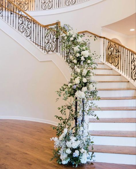 Floral Railing Design Wedding, Wedding Flowers Stairs, Flower Staircase Wedding, Flowers On Railing, Wedding Staircase Decoration Railings, Staircase Florals, Wedding Staircase Decoration, Wc Decor, Wedding Stairs