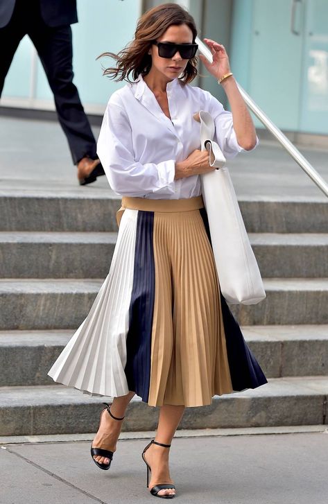 The 6 Key Pieces of Victoria Beckham's Summer Style | Who What Wear UK Oversized White Shirt, Victoria Beckham Outfits, White Shirt Outfits, Victoria Beckham Style, Colorful Skirts, Summer Capsule, Summer Capsule Wardrobe, Mode Casual, Looks Vintage