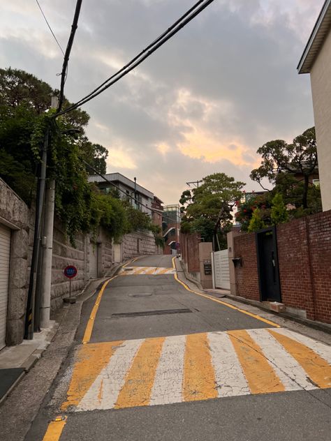 korean street aesthetic Korea Town Aesthetic, Korean Landscape Aesthetic, Korean Aesthetic Background, Korean Street Aesthetic, Korea Street Aesthetic, Korea Neighborhood, Korean Highschool Aesthetic, Korean House Aesthetic, Korean Streets Aesthetic