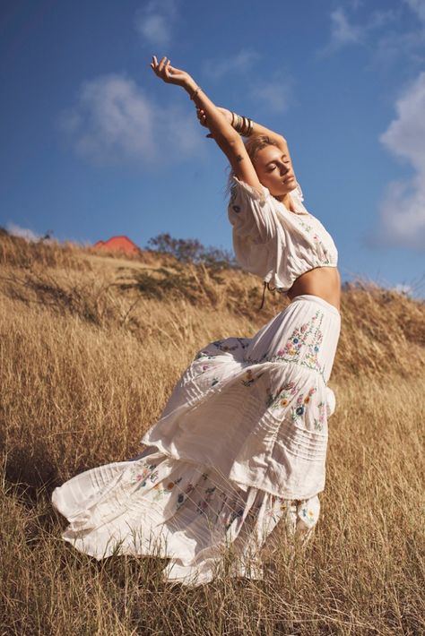 Maya Stepper Chases the Sun in LoveShackFancy Summer '19 Campaign Portret Feminin, Maya Stepper, Boho Photoshoot, Era Victoria, Fashion Fotografie, Mode Editorials, Foto Portrait, Nature Photoshoot, Outdoor Shoot