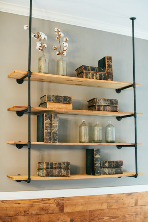 How Fixer Upper's Chip and Joanna Gaines Add Instant Character to a Home Bookshelf Industrial, Display Bookshelf, Industri Modern, Shelves Display, Industrial Diy, Pipe Shelf, Diy Regal, Randy Travis, Smart Tiles