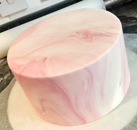 Marbled Fondant, White Fondant Cake, Girly Birthday Cakes, 14th Birthday Cakes, 20 Birthday Cake, Cake Celebration, Fondant Cakes Birthday, Birthday Cake For Mom, Golden Cake