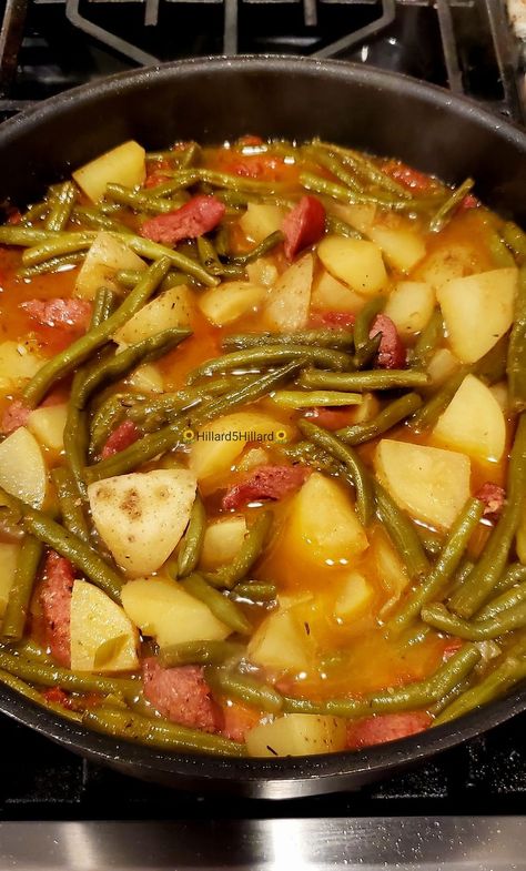 Smothered Green Beans – Recipes on a Budget Green Beans With Potatoes, Smothered Potatoes, Green Beans Potatoes, Smothered Green Beans, Cajun Recipes Authentic, Southern Green Beans, Beans Potatoes, Crab Pasta, Cassava Cake