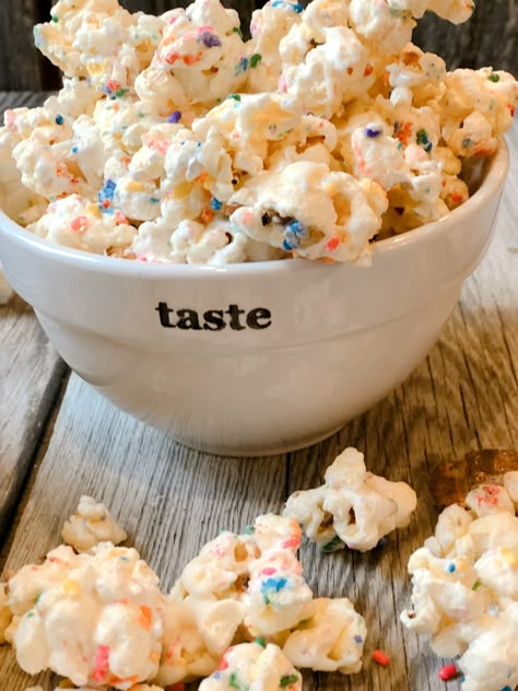 How To Make Flavored Popcorn, Popcorn And Marshmallow Recipe, White Chocolate Popcorn Mix Recipes, Marshmellow Popcorn Easy, Popcorn Fluff, Puffcorn White Chocolate, Marshmallow Popcorn Recipes, Popcorn With Marshmallows, White Chocolate Popcorn Mix