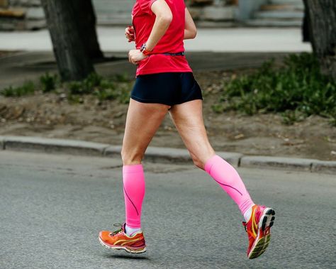 Why I Wear Compression Socks (And You Should, Too) - Compression socks are no longer just for old ladies. Here's why more and more athletes are wearing them ... and why you may want to, too. Compression Pants Women, Compression Hose, Sports Compression Socks, Moisture Wicking Socks, Endurance Workout, Poor Circulation, Sock Outfits, Runner Girl, Run Runner