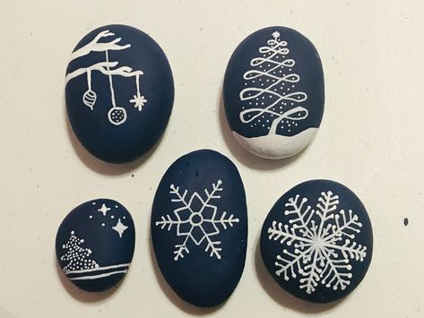 Winter Stone Painting, Winter Painted Rocks, Christmas Rocks Painted Ideas, Winter Rock Painting, Christmas Stone Painting, Winter Rocks, Christmas Pebble Art, Seashell Art Diy, Winter Drawings