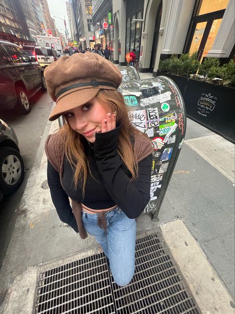 Hat Outfits Aesthetic, Chic Hat Outfits, Biker Hat Outfit, Newsboy Hat Outfit Summer, Downtown New York Aesthetic Outfits, Newsboy Hat Outfit Aesthetic, Fall Hats 2023, Messenger Hat Outfit, Train Hat Outfit