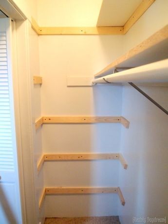 Adding braces for our DIY custom shelving in our builder basic closet! {Reality Daydream} Custom Closet Shelving, Organiser Son Dressing, Diy Custom Closet, Closet Redo, Closet Shelving, Closet Diy, Diy Regal, Homestead Ideas, Custom Shelving