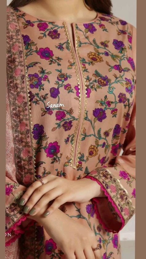 Lawn Tops Design, Neck New Designs For Kurtis, Pakistani Kurta Neck Design With Lace, Lawn Shirts Stitching Ideas, Kurta Gala Design, Nack Design For Kurti, Stylish Neck Designs, Neck Ideas, Stitching Shirt