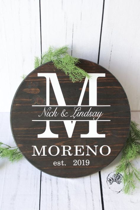 Personalized Round Monogram Wood Sign Personalized Wedding - Etsy, #wooddoorsign #wooddoors #wooddoor #doorhanger #woodsign Monogram Wood Sign, Diy Bird Bath, Idee Cricut, Diy Monogram, Painted Pots Diy, Door Signs Diy, Wooden Monogram, Wooden Door Signs, Wood Name Sign