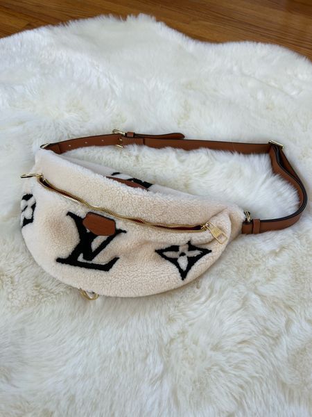 Simple Winter Outfit Ideas, Sherpa Bag, Winter Outfit Ideas For Women, Bum Bag Outfit, Crossbody Bag Outfit, New Years Eve Looks, Lv Tote, Simple Winter Outfits, Bum Bags