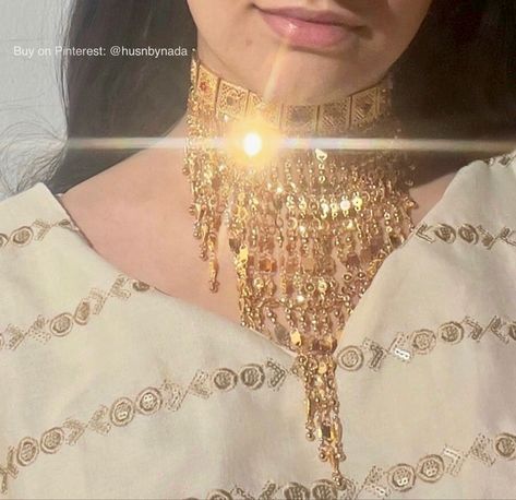 A pretty girl with long black hair wearing a traditional gold Arab necklace. Gold Jewelry Arab, Arabic Gold Jewelry, Arabian Jewelry, Arab Gold, Egyptian Belly Dance, Somali Wedding, Middle East Jewelry, Algerian Clothing, Egypt Jewelry