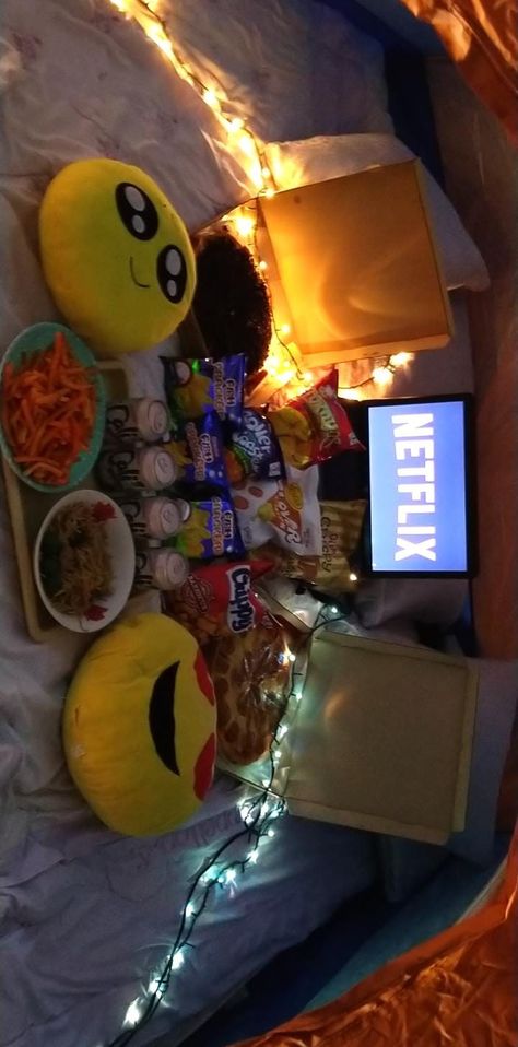 A night with friends. Watch Netflix and chill. Movie Night With Girlfriends, Movie Night Ideas With Friends, Netflix And Chill Aesthetic Night Couple, Soiree Netflix And Chill, Netflix And Chill Aesthetic Couple, Netflix Date Night Aesthetic, Chill With Friends Night, Snap Netflix And Chill, Netflix Night Aesthetic