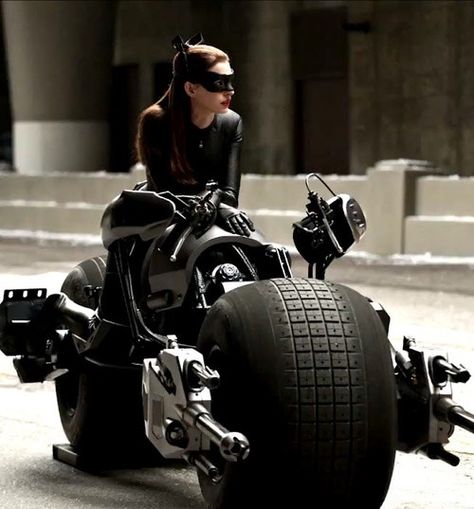 Cat Woman on Bat Bike Dark Knight Rises Catwoman, Anne Hathaway Catwoman, The Dark Knight Trilogy, Photo Star, Univers Dc, Batman And Catwoman, Selina Kyle, The Dark Knight Rises, Vw Porsche