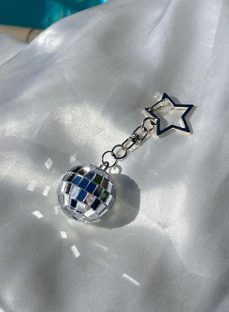 Accessories Aesthetic Silver, Disco Keychain, Car Keychain Aesthetic, Star Accessories, Cool Keychains, Cool Car Accessories, Silver Birthday, Silver Party, Silver Keychain