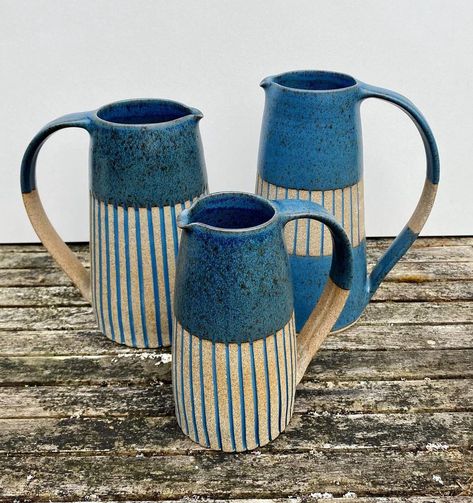 Pottery Jugs Ideas, Ceramic Pitchers Ideas Handmade Pottery, Ceramic Water Pitcher, Pottery Painting Jug, Jug Painting Ideas, Ceramic Jugs, Pattern Pottery, Origami Bowl, Jug Decor