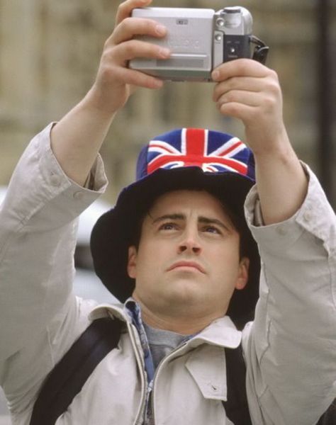 Joey in England Joey Friends, Friends Scenes, Smelly Cat, Matt Leblanc, Ross Geller, Friends Tv Series, Joey Tribbiani, London Baby, Phoebe Buffay