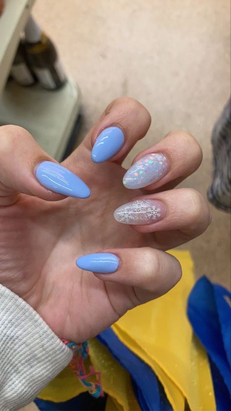 Figure Skating Nails, Nails For Skiing, Light Blue Nails Christmas, Ski Nail Designs, Skiing Nails, Ski Nails, December Nails Blue, Frozen Nails, Blue Ombre Nails