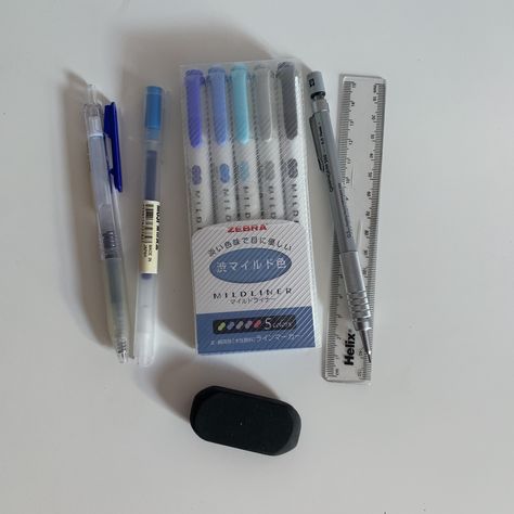 Blue Aesthetic School Supplies, School Supplies Aesthetic Blue, What To Put In Your Pencil Case, Whats In My Pencil Case, Blue School Supplies, Blue Stationary, Blue Pencil Case, Studying Stationary, College Supplies