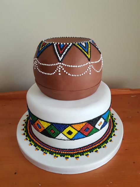 African Cake Design Weddings, African Traditional Wedding Cake Designs, Traditional Cakes African, African Lobola Cakes, African Cake Design, Lobola Cakes, Getty Wedding, Africa Cake, African Wedding Cakes