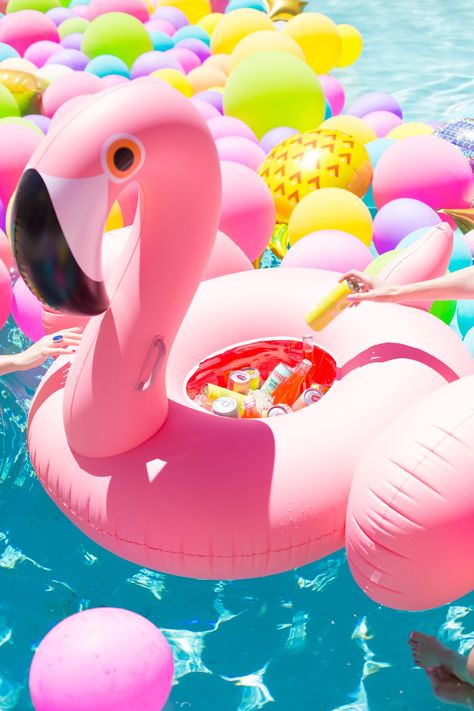 Turn a flamingo pool float into a DIY flamingo float cooler in just ONE easy step for your next big summer pool party! All your friends will thank you! Floating Aesthetic, Diy Flamingo, Giant Pool Floats, Flamingo Cup, Flamingo Pool Float, Flamingo Float, Rosa Shocking, Flamingo Pool, Karaoke Party