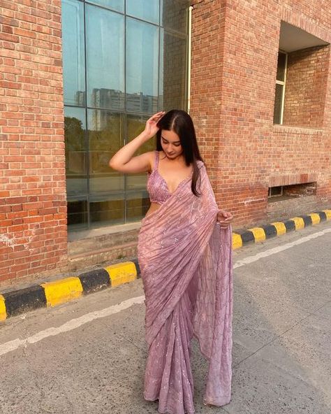 Wedding Outfit Women Indian, Freshers Saree Ideas, Saree For Brothers Wedding, Farewell Looks In Saree, Fairwell Saree Ideas, Freshers Saree Look, Saree Inspo For Farewell, Saree Poses For Instagram, Saree Ideas For Farewell