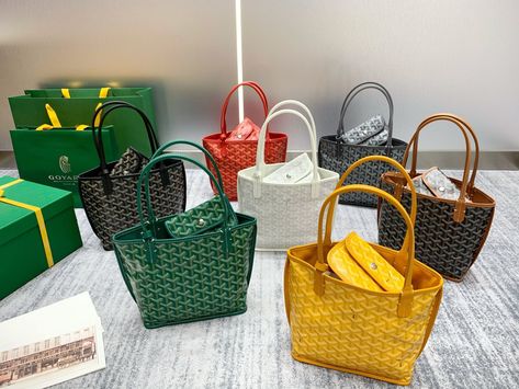 Go yard mini reversible Saint Louis tote bag Go Yard Wallet, Goyard Tote Outfit, Mini Bag Outfit, Goyard Tote Bag, Goyard Tote, Crazy Rich, Tote Outfit, Goyard Bag, Timeless Luxury