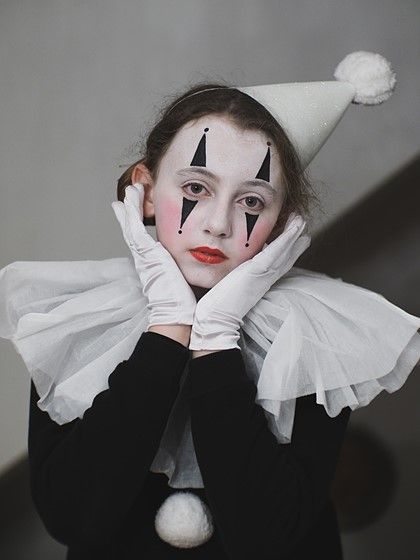 A Pierrot for Halloween: Micro Four Thirds Talk Forum: Digital Photography Review Pierrot Kostüm, Pierrot Clown Costume, Clown Costume Diy, Pierrot Costume, Chic Halloween Costume, Unique Halloween Makeup, Halloween Makeup Sugar Skull, Clown Halloween Costumes, Clown Hat