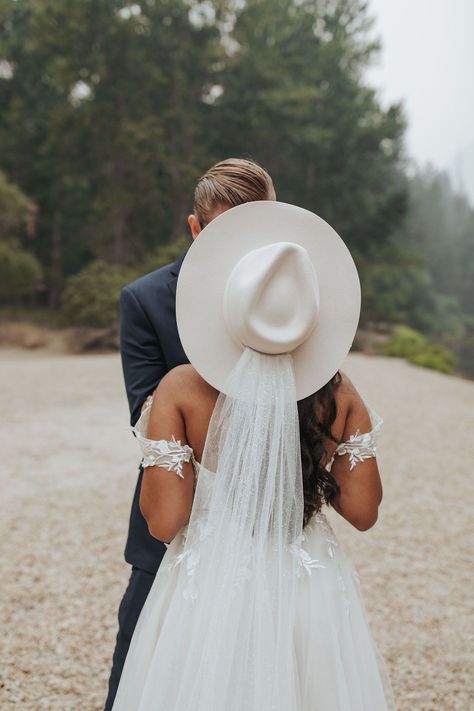 Wedding Hat And Veil, Hat With Veil Bridal, Bride Hat Wedding, Boho Hat With Veil, White Hat Wedding, Wedding Hat With Veil, White Cowboy Hat With Veil, Hat With A Veil, Cowboy Hat Wedding Veil