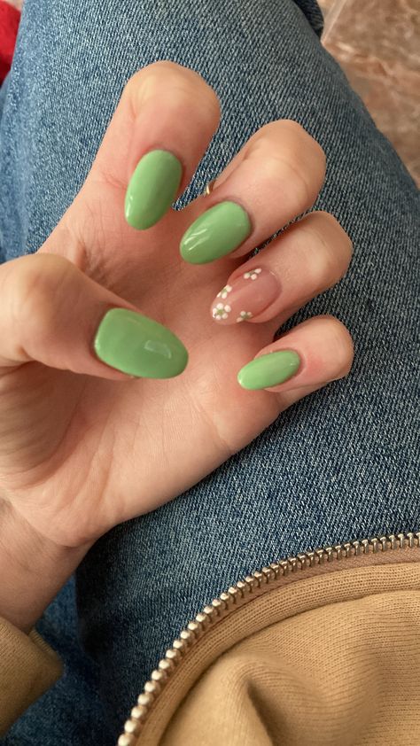 Sags green nails with floral nail art. Acrylics. Green Nails Floral, Nail Designs Floral, Sage Green Nails, Nails Floral, Eucalyptus Green, Green Nail Designs, Floral Nail, Green Nail, Floral Nail Art