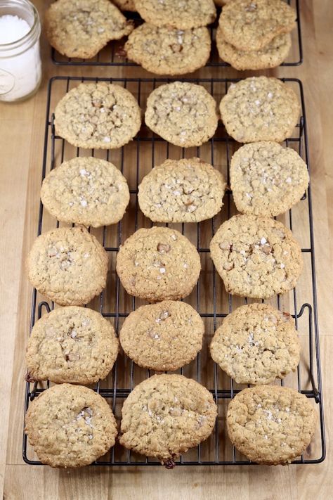 Salted Caramel Oatmeal Cookies are perfectly soft, chewy and delicious! A super easy, one bowl recipe that is perfectly spiced with just a touch of cinnamon, loaded with chewy caramel bits and finished with flake sea salt. Caramel Oatmeal Cookies, Salted Caramel Oatmeal, Salted Caramel Cookie Bars, Salted Caramel Desserts, Caramel Oatmeal, Caramel Cookies Bars, Chocolate Chip Walnut Cookies, Cookies Chewy, Best Oatmeal Cookies