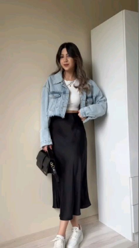 how to wear satin skirt this season best way to wear satin midi skirts best trends #Ideas #Inspo #HomeTrends #Inspiration #Trends #Motivation #CreativeIdeas Outfit With Satin Skirt, Skirt Modest Outfits, Casual Midi Skirt Outfit, Long Skirt Ootd, Midi Satin Skirt Outfit, Satin Skirt Outfit Casual, Chic College Outfits, Satin Skirt Outfit Classy, Black Skirt Casual