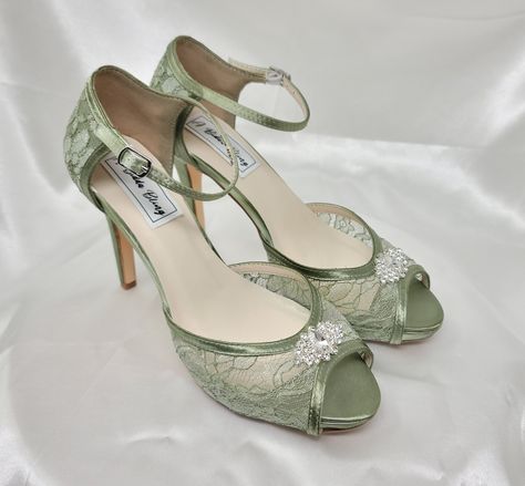 Enchanted Forest Wedding Shoes, Light Green Chambelanes Outfits, Green Fairy Shoes, Fall Wedding Shoes For Bride, Fairy Wedding Shoes, Sage Heels, Sage Green Heels, Green Bridal Shoes, Quince Heels