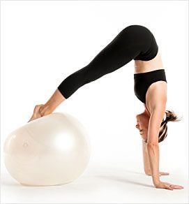 Yoga Ball Photoshoot, Yoga Ball Aesthetic, Excercise Photoshoot, Lagree Pilates, Yoga Ball Abs, Pilates Solo, Pilates Ball, Pilates Poses, Ball Aesthetic