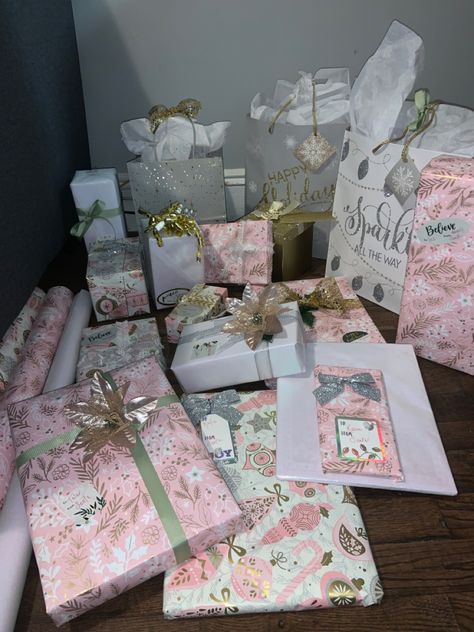 Christmas Pink Wrapping, Pink Wrapping Paper Aesthetic, Pink Wrapped Gifts, Wrapping Gifts Aesthetic, Wrapping Christmas Presents Aesthetic, Pink Christmas Gift Wrap, Christmas Presents Wrapping Ideas, Christmas Aesthetic Gifts, Pink Christmas Presents